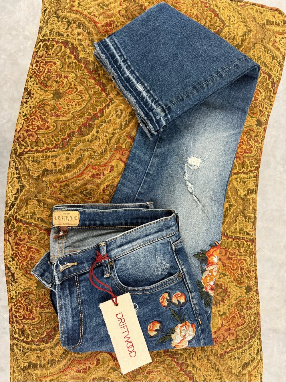 DRIFTWOOD - Audrey 30/31
Women's Medium Blue Embroidered Distressed Jeans